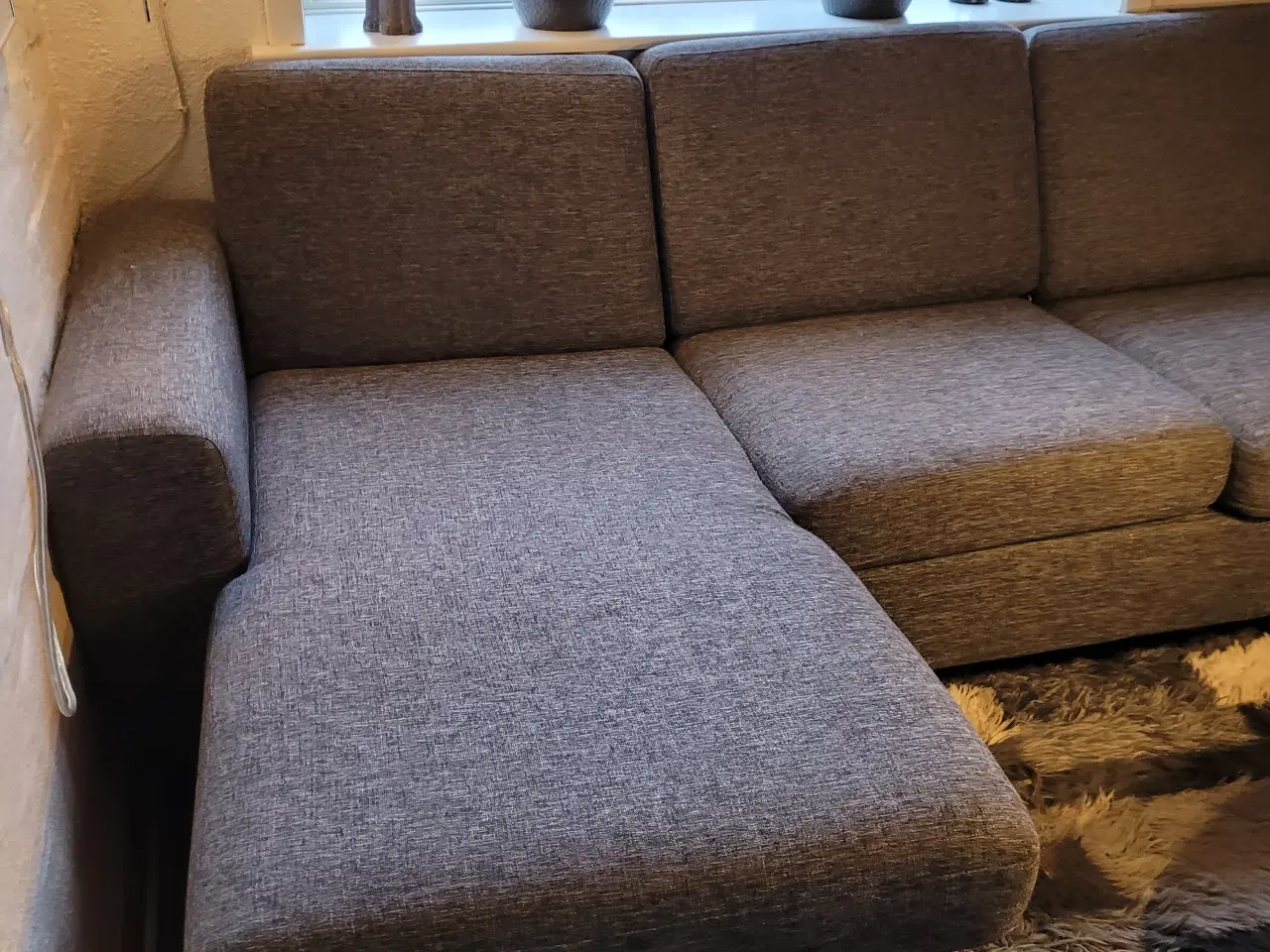 Billede 1 - Velholdt grånistret chaiselonsofa