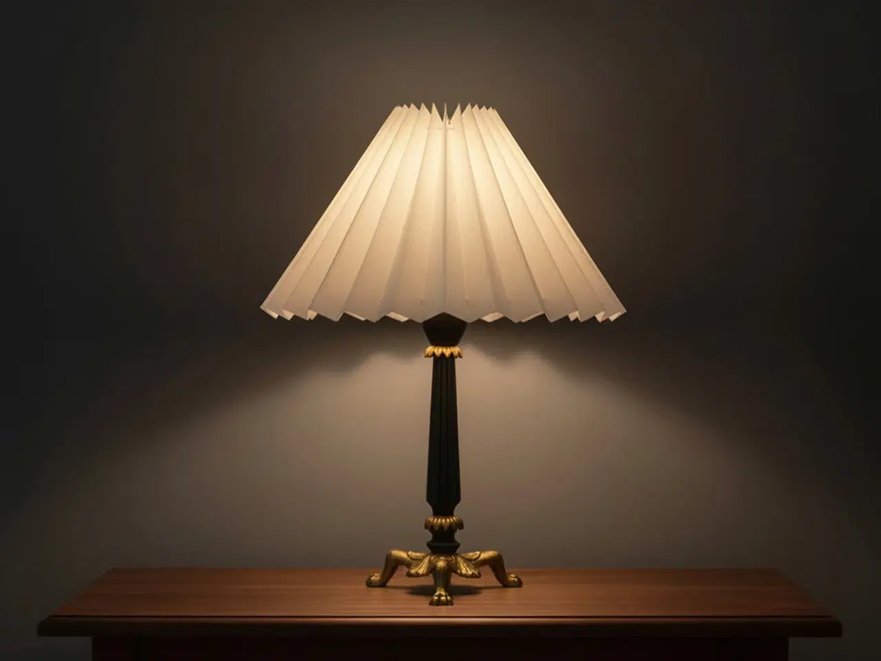 Billede 1 - Sort bordlampe m. guld treben, ca. 1940–60