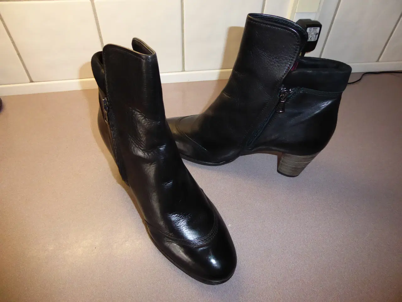 Billede 1 - Flotte sorte læder støvlette ECCO
