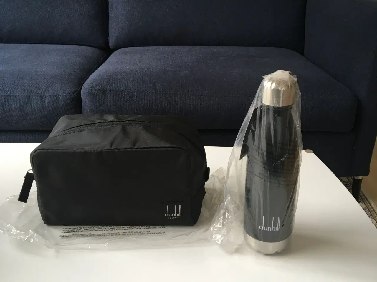 Billede 1 - Dunhill Nyt sæt med Toilettaske og drikkedunk