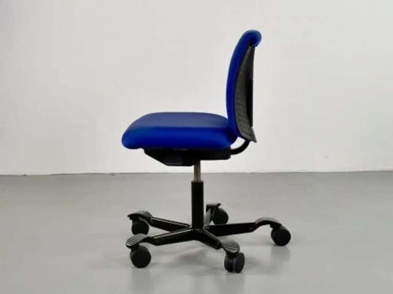Billede 4 - Häg h05 kontorstol med blå polster og sort stel