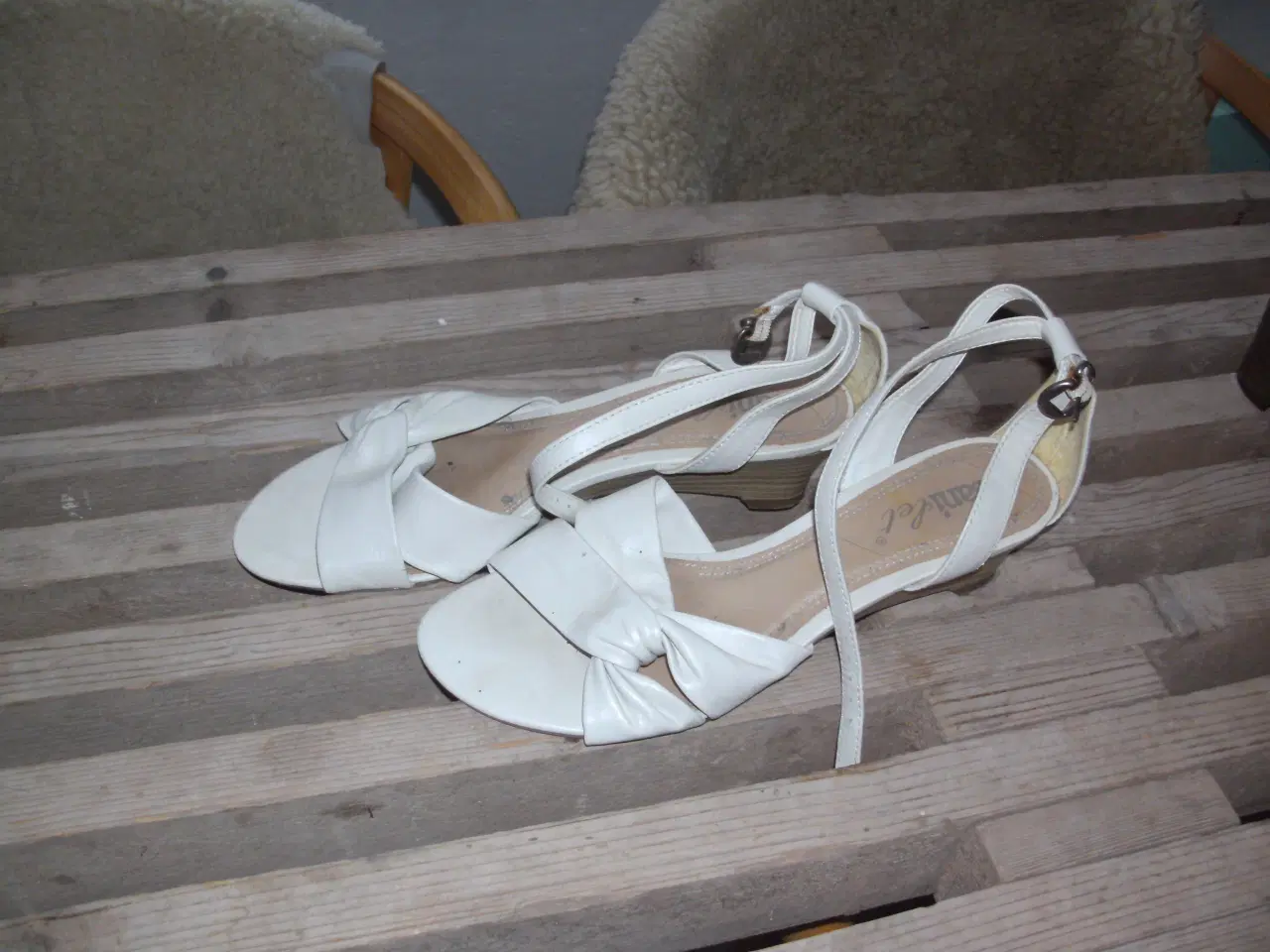 Billede 1 - Hvide sko sandaler str 38