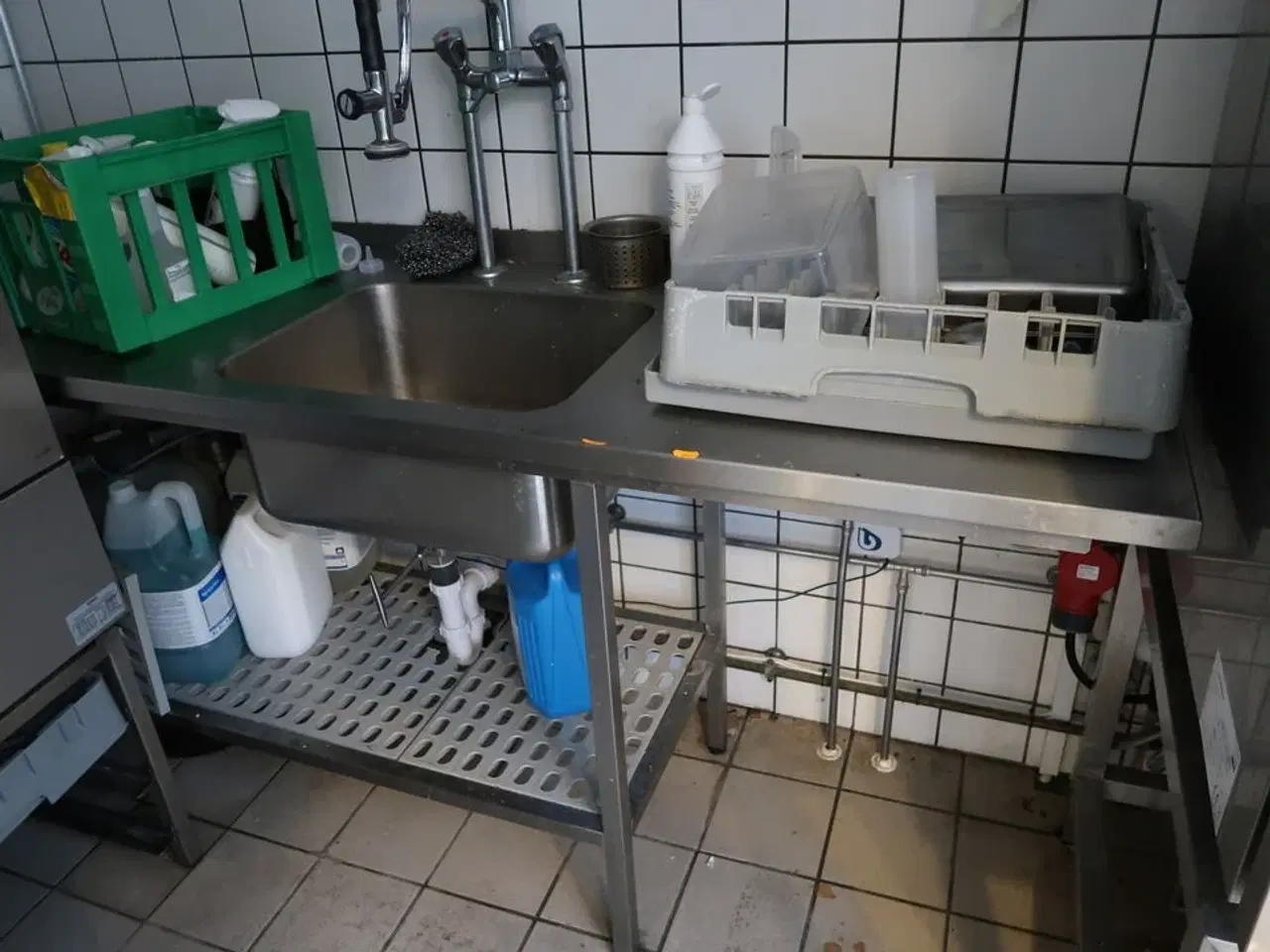 Billede 2 - Rustfri stålbord med vask og armatur