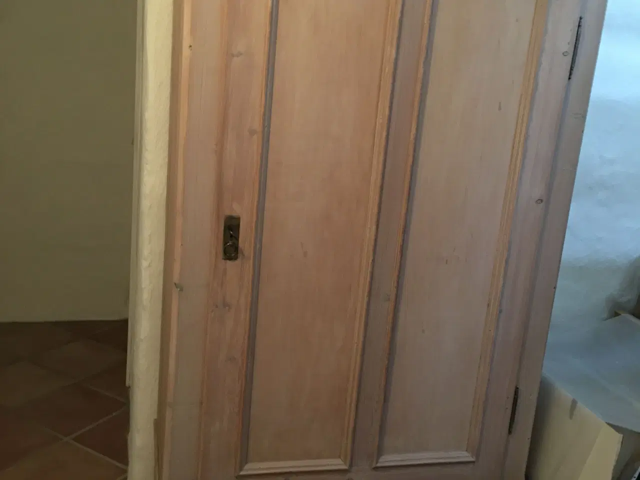 Billede 2 - Gl. retro karlekammerskab