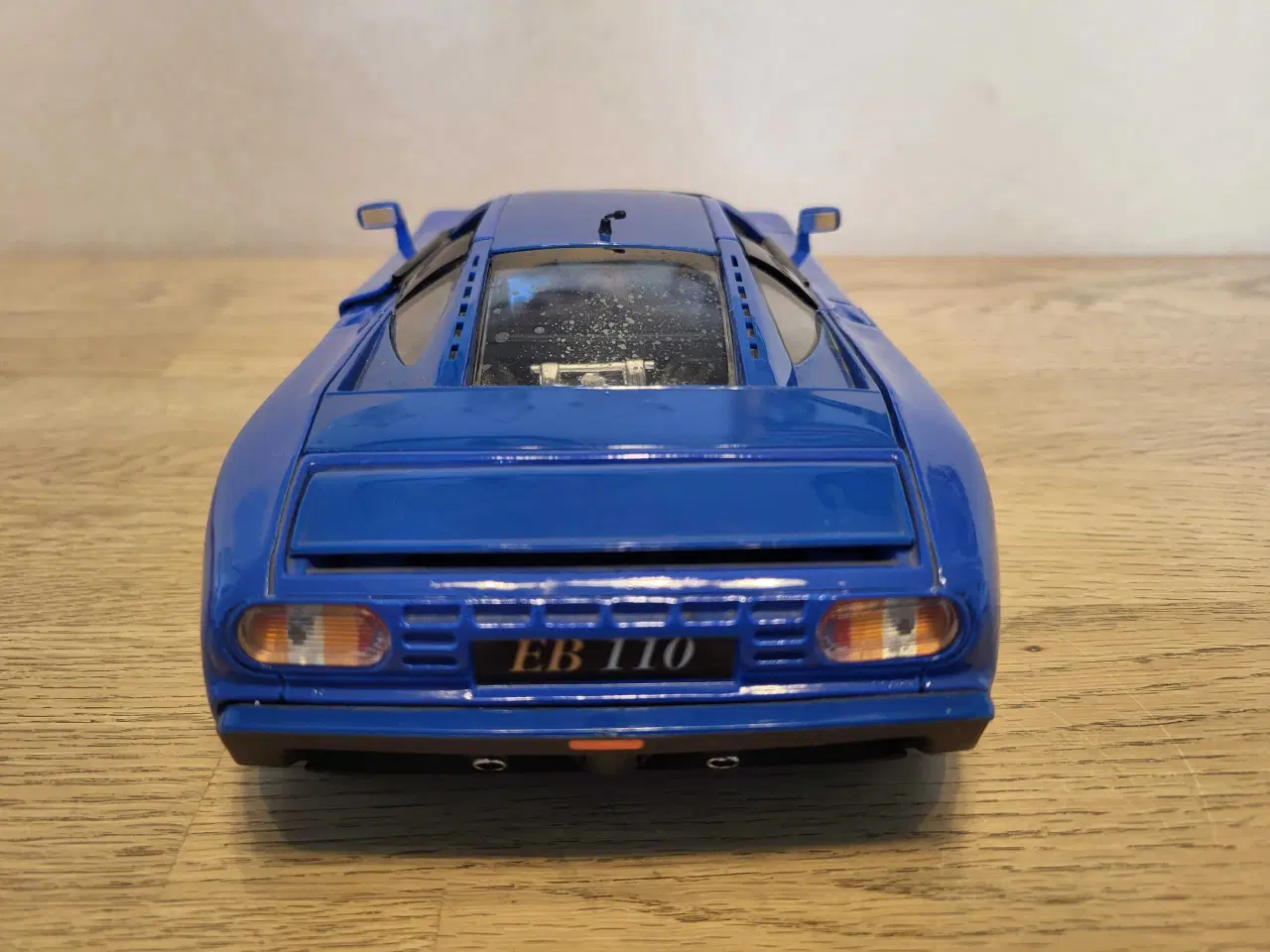 Billede 4 - Modelbil: BUGATTI EB 110 1992.  Skala 1/18.