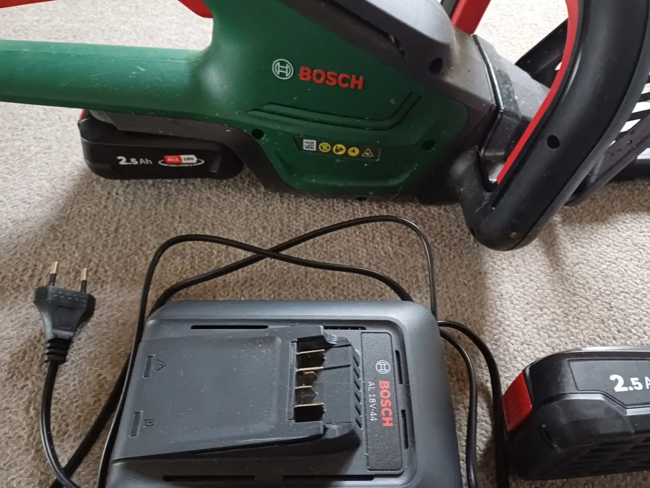 Billede 2 - Bosch hækkeklipper inkl. Lader og 2 batterier 