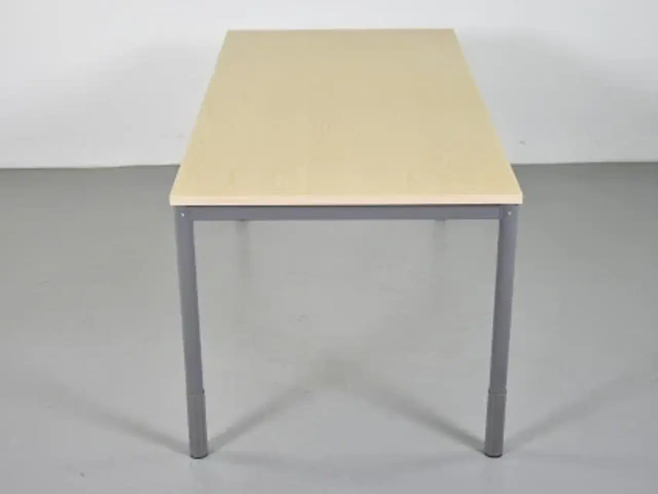 Billede 4 - Efg kantinebord med birkeplade og gråt stel