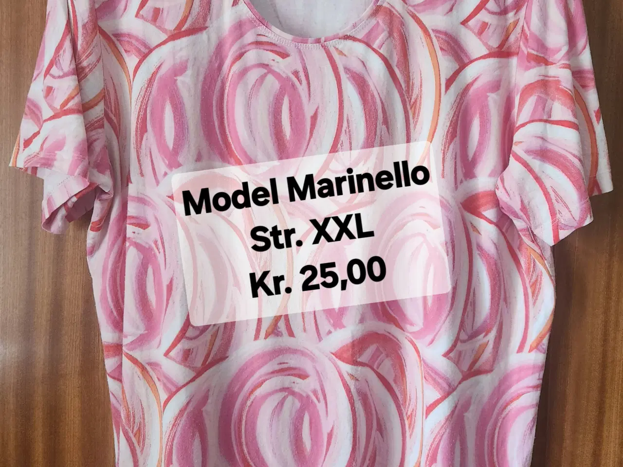 Billede 1 - Bluse med lyserøde mønster