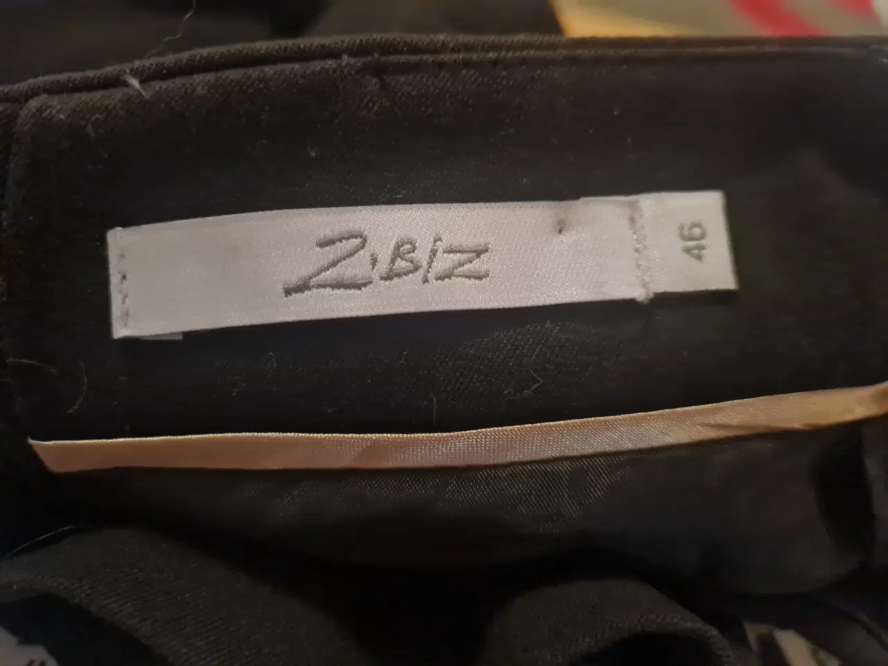 Billede 5 - Sort nederdel str 46 2-biz 