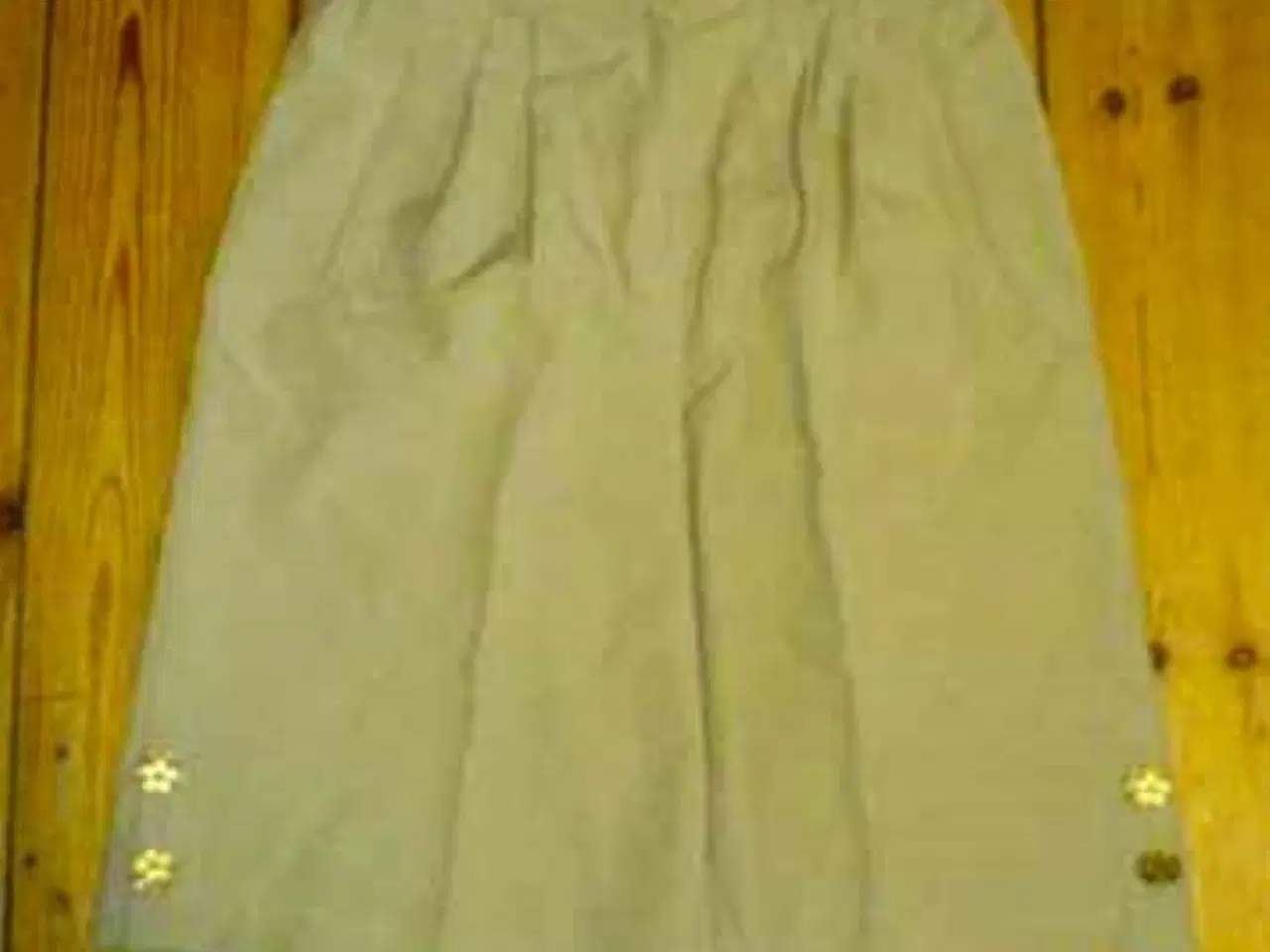 Billede 7 - Shorts med 'guld'knapper 