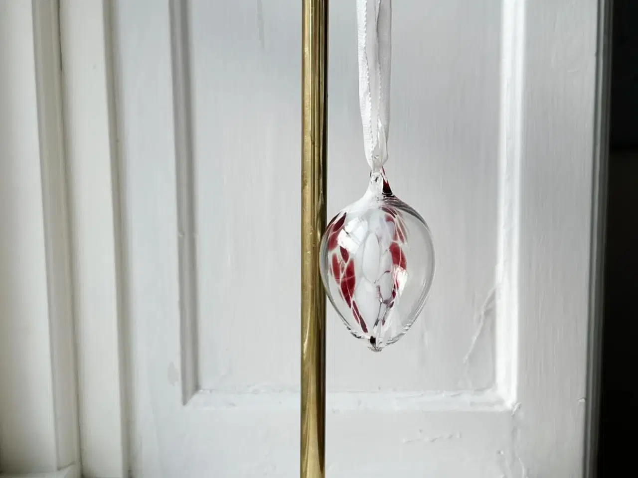 Billede 1 - Håndlavet glasornament, klar m rød og hvid melering