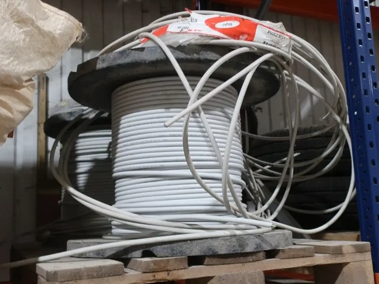 Billede 1 - Palle med 2 stk. kabeltromler med kabel