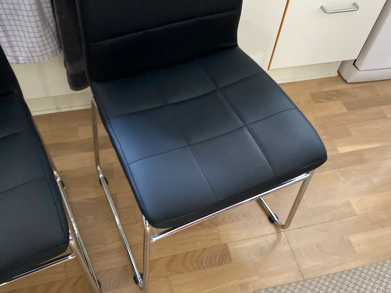 Billede 1 - 4 Spisebord stoleHammel sorte og fra røgfrit hjem 