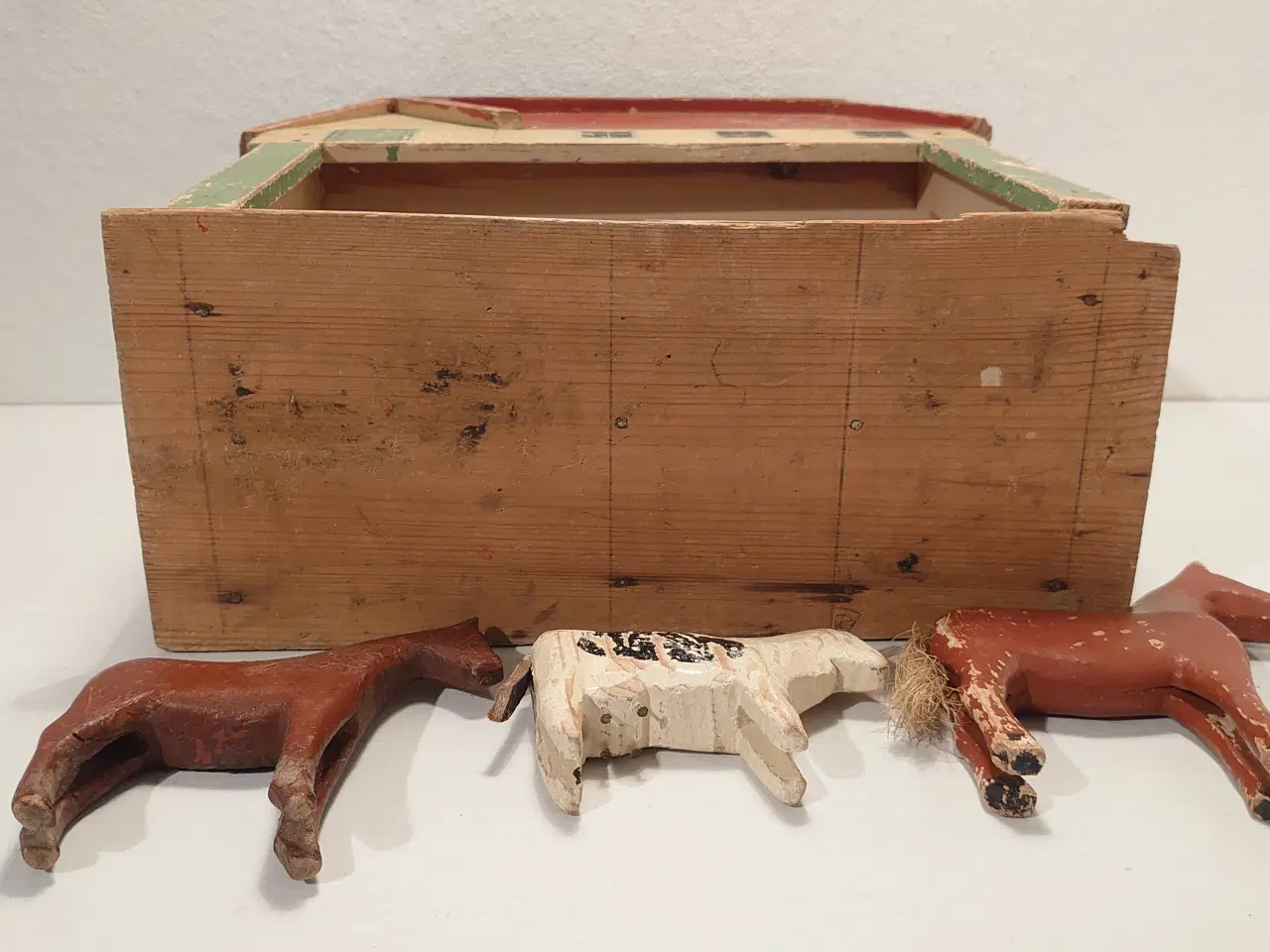 Billede 7 - Fængselslegetøj: 3 stk trædyr og stald fra ca.1933