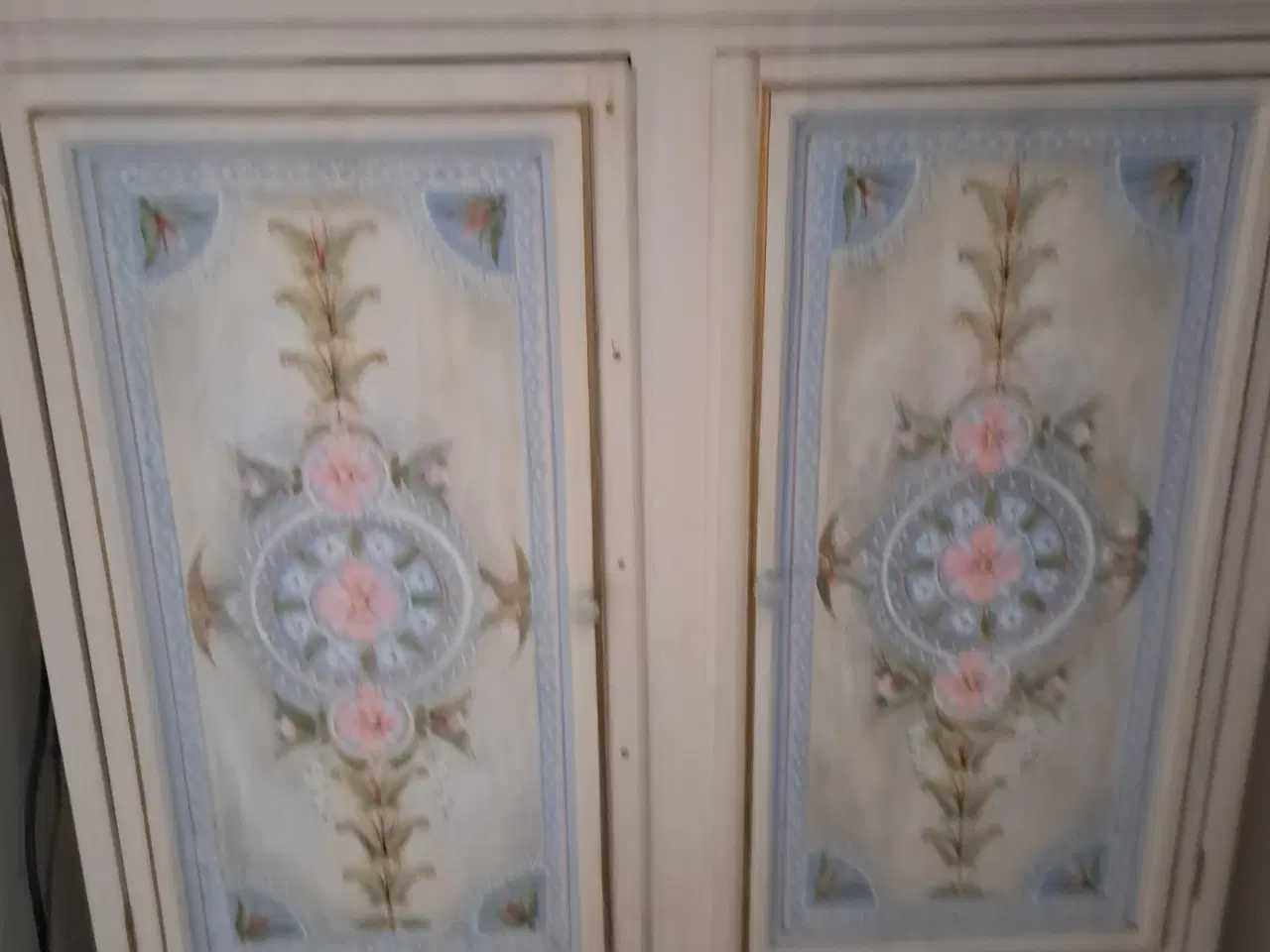 Billede 2 - Vitrine til vægophæng, skab på høje ben