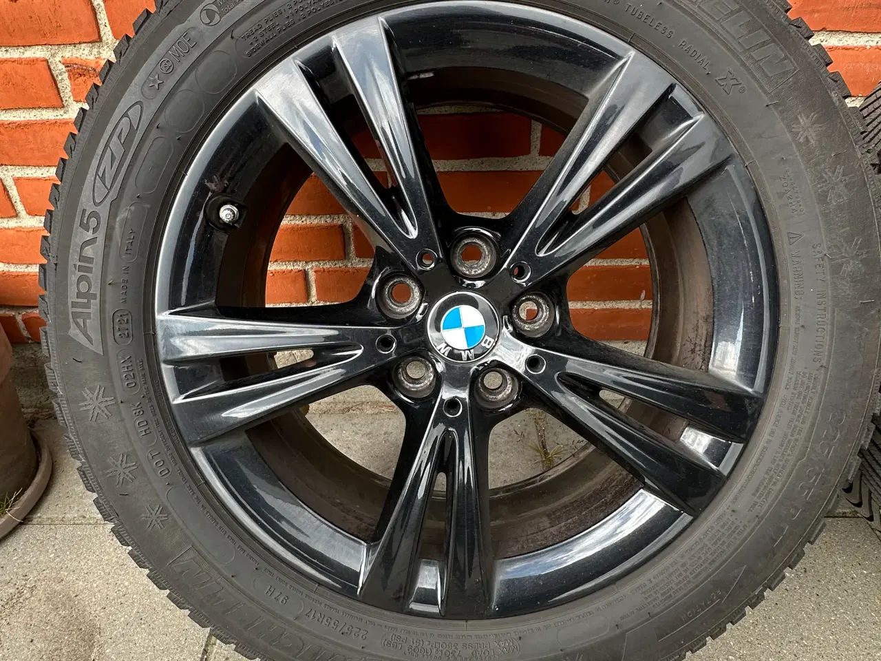 Billede 1 - BMW sort alufælge 17” med vinterdæk