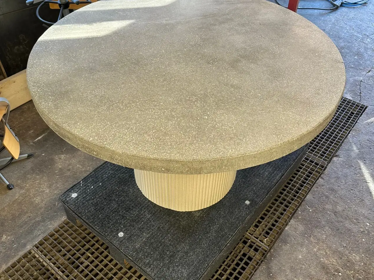 Billede 2 - Havebord i slebet fiberbeton