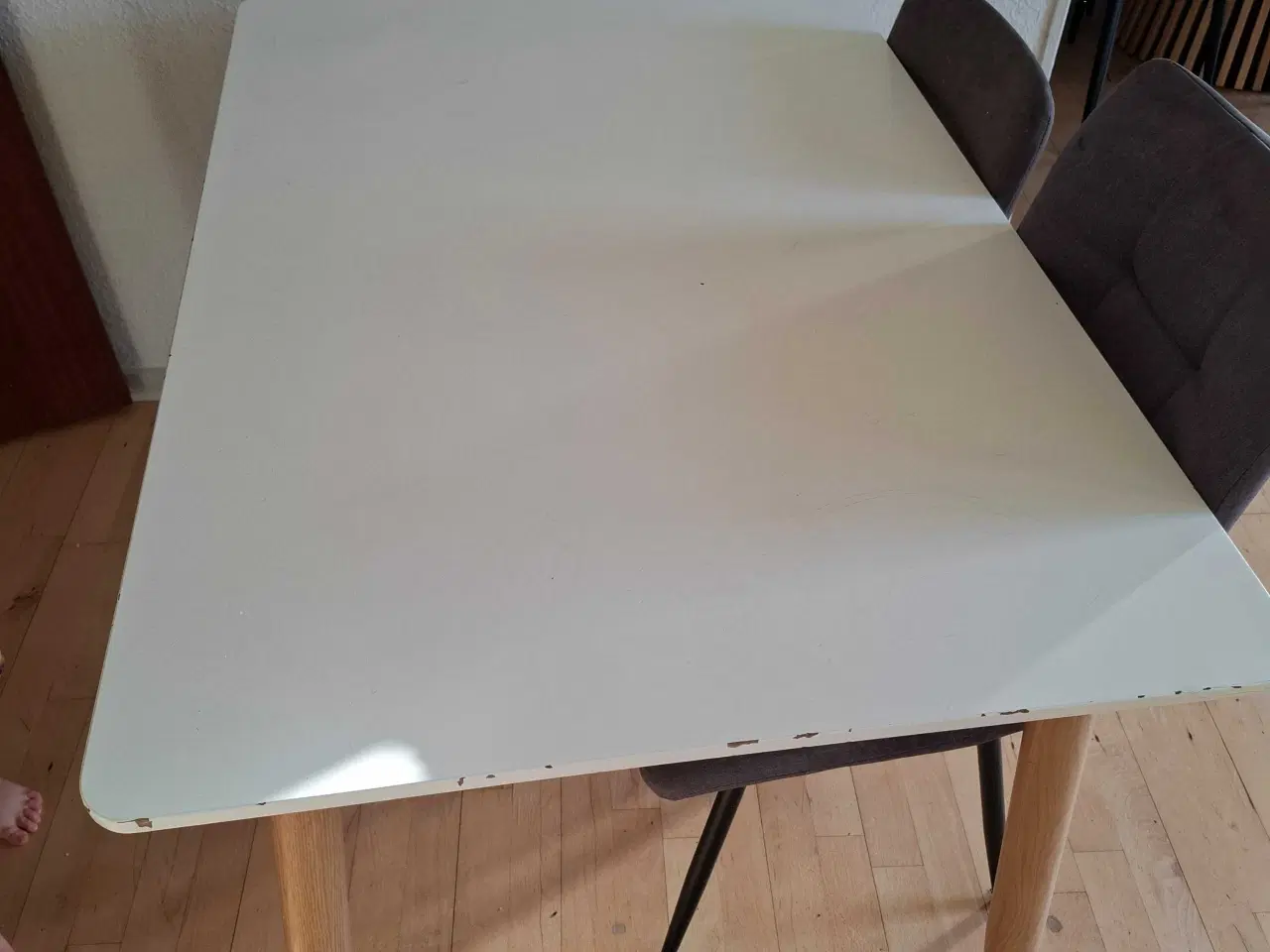 Billede 9 - Flot Spisebord med 5 Stole