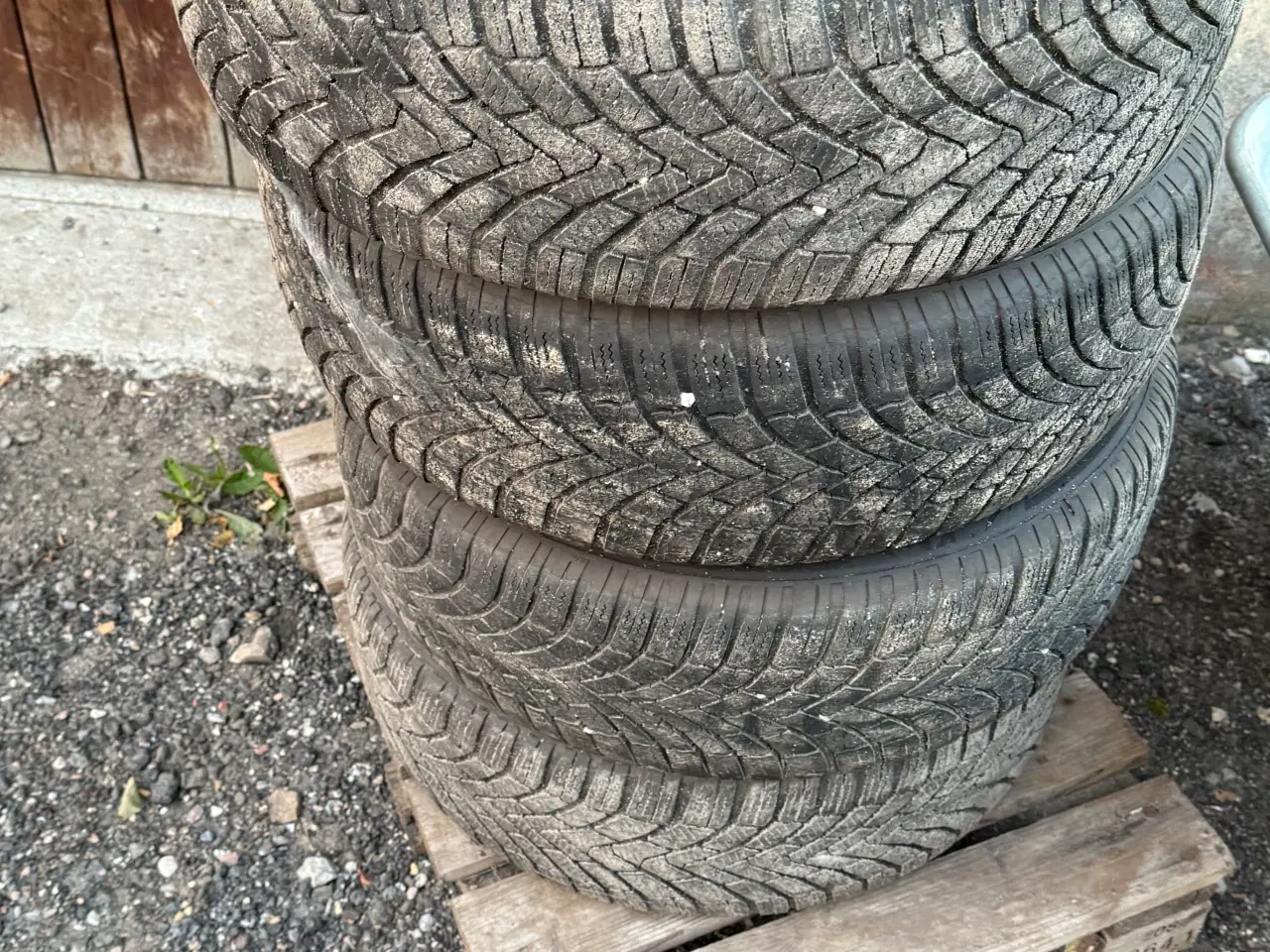 Billede 3 - Fælge med gode vinterdæk. 
