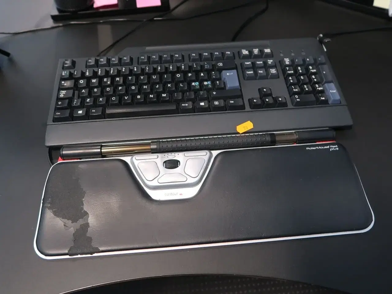 Billede 2 - 2 stk. computerskærme SAMSUNG F27T450FQR med tastatur og rollermouse