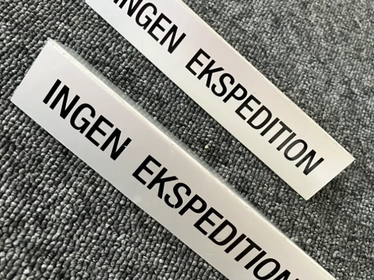 Billede 1 - KA SENDES - 2 ældre alu skilte