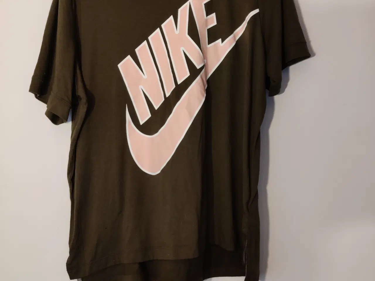 Billede 1 - Grøn Nike T-shirt med lyserød font str xl