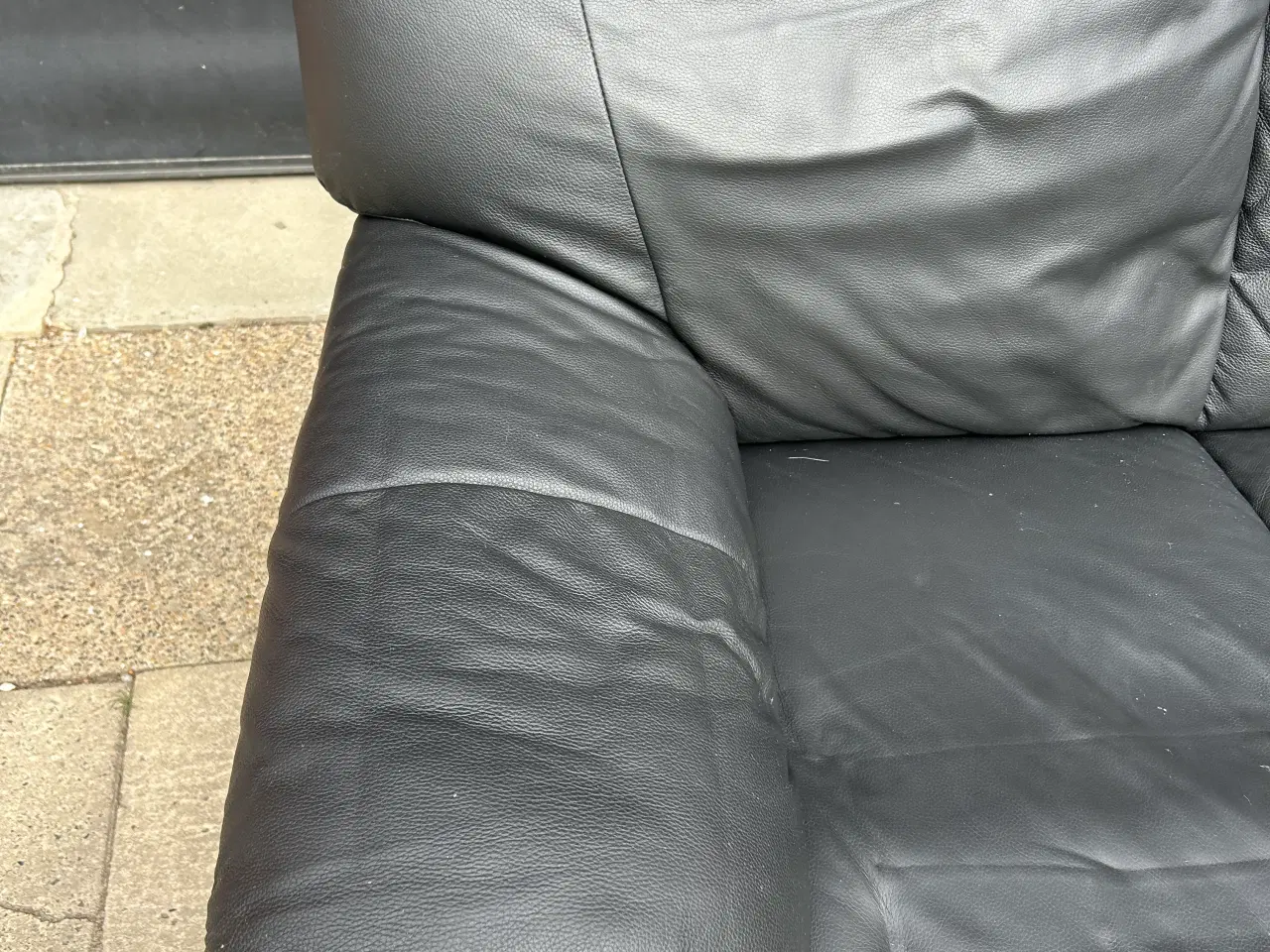 Billede 4 - Sort læder sofa - 3. pers.
