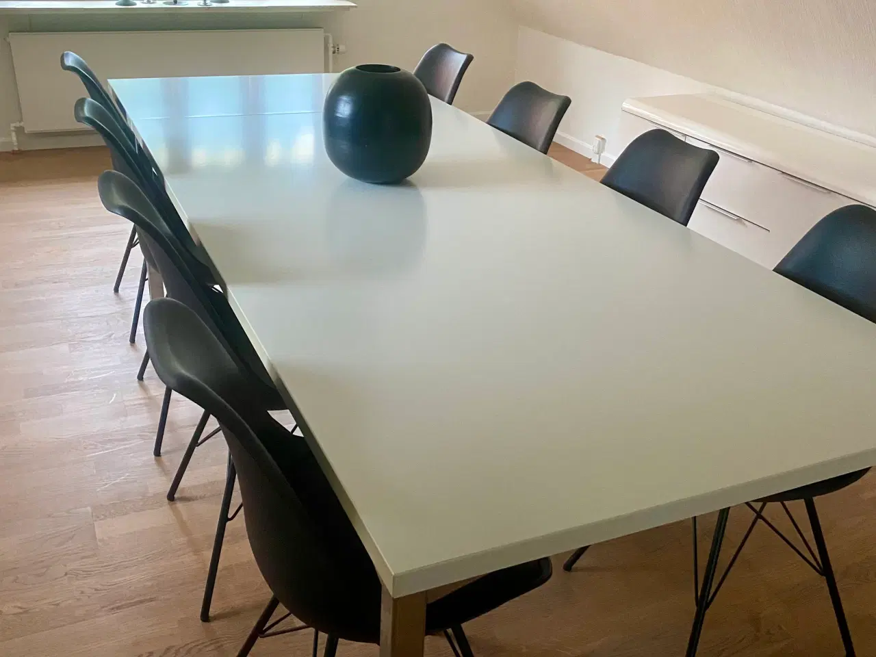 Billede 1 - Spisebord blank hvid med krom ben 