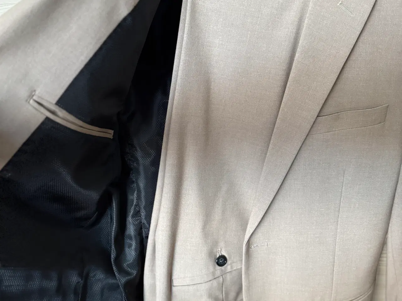 Billede 2 - Lindbergh jakkesæt i sand farve