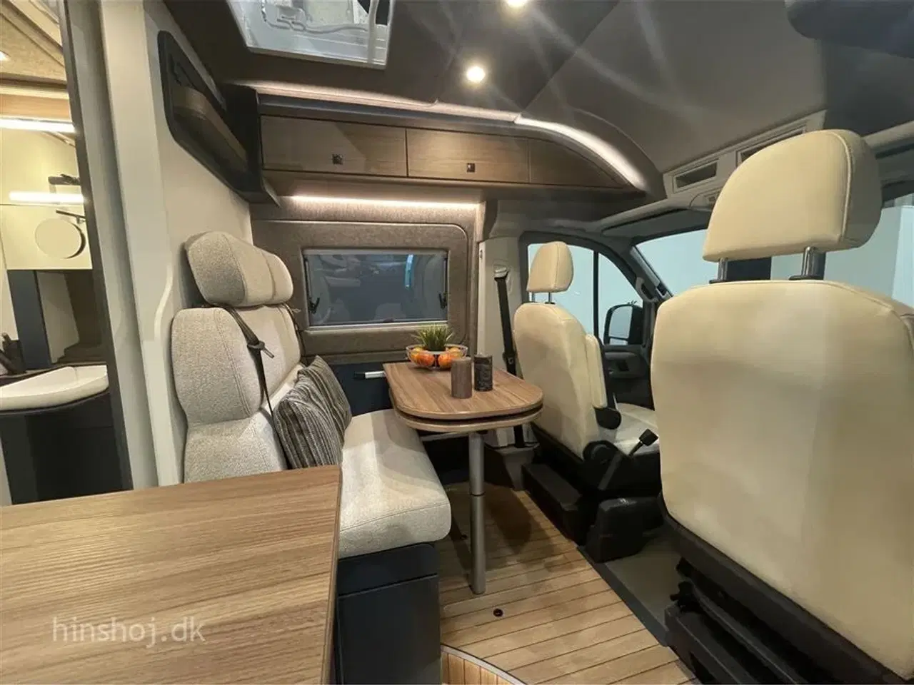 Billede 8 - 2025 - Eriba Car 600 Deep Ocean Blue Aut   Eksklusiv Campervan med automatgear og træk fra Hinshøj Caravan.