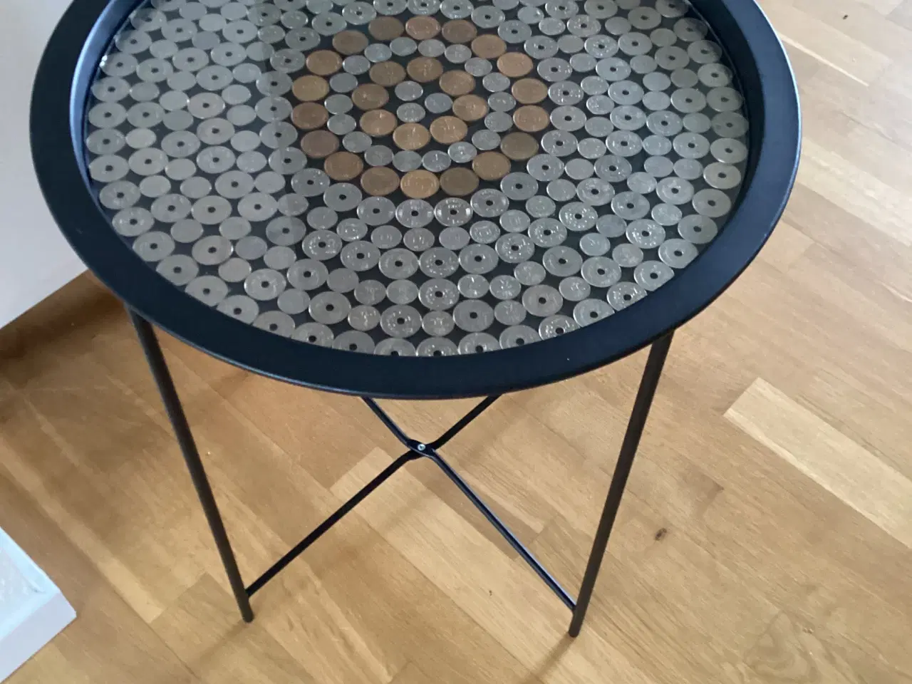 Billede 1 - Bakkebord med mønter.