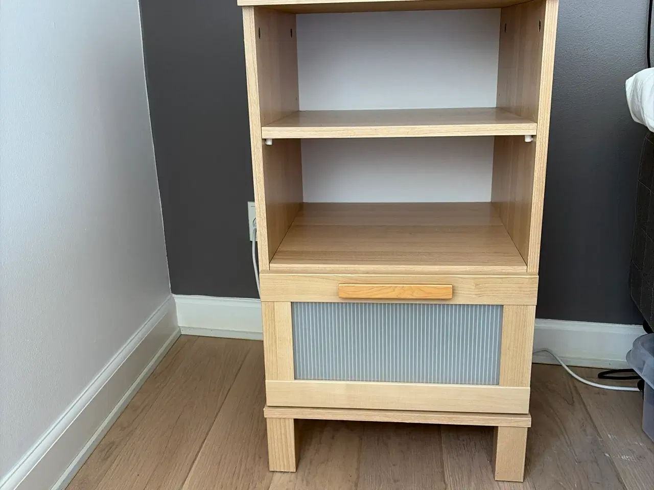 Billede 1 - Sengebord med skuffe