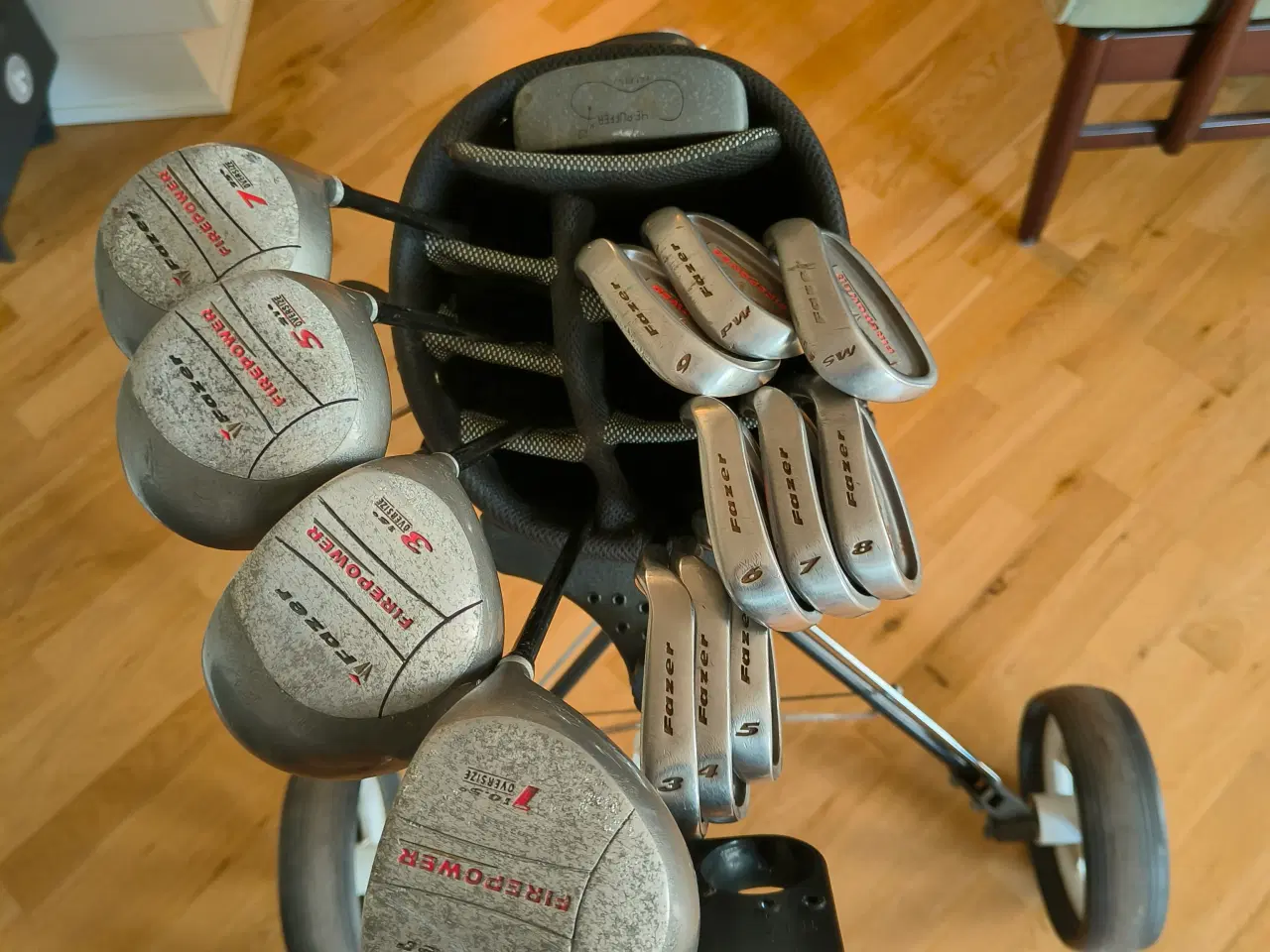 Billede 5 - Komplet golfsæt inkl. vogn og bag – klar til spil