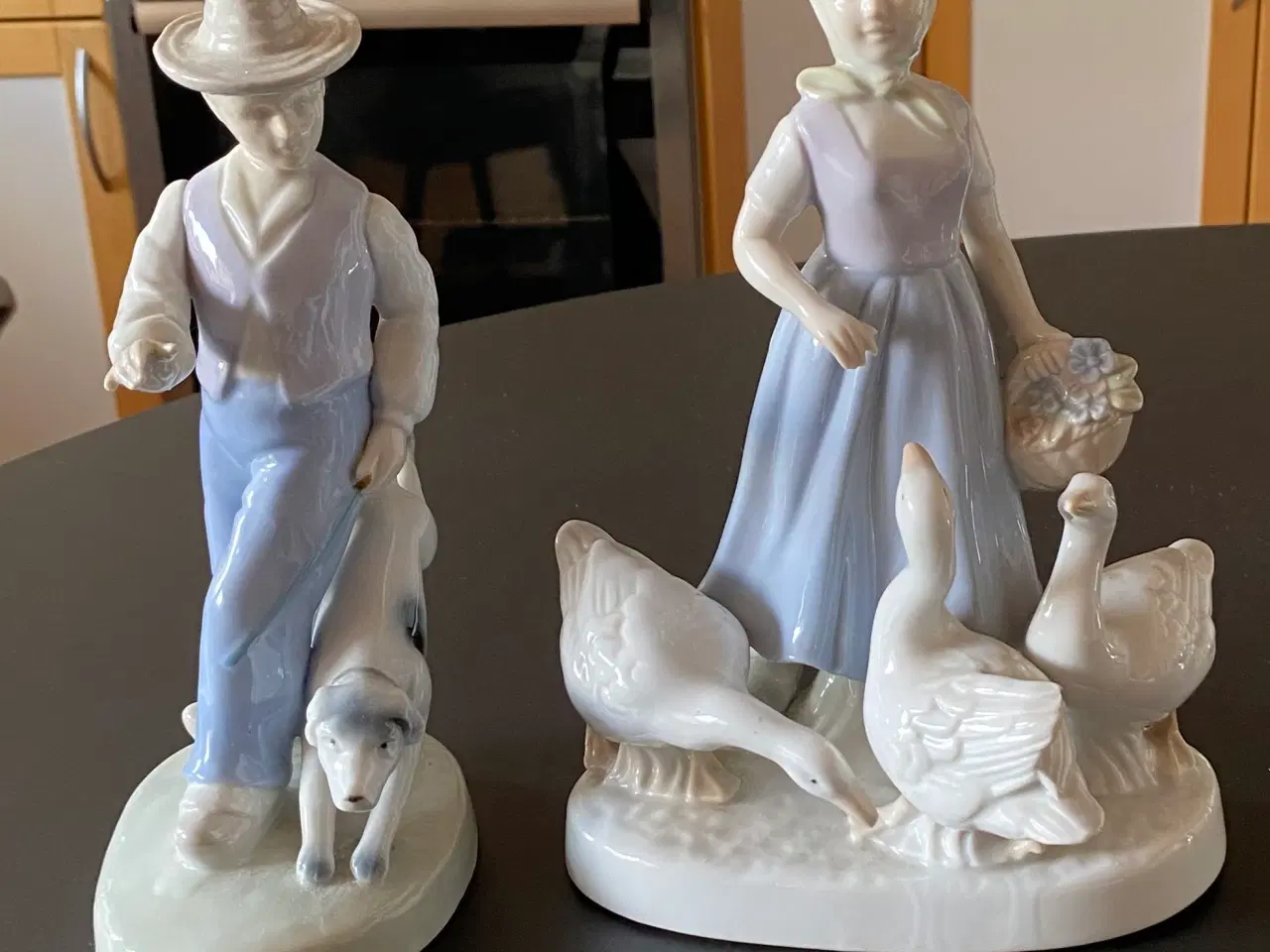 Billede 1 - Porcelænsfigurer, mand med hund og kvinde med gæs