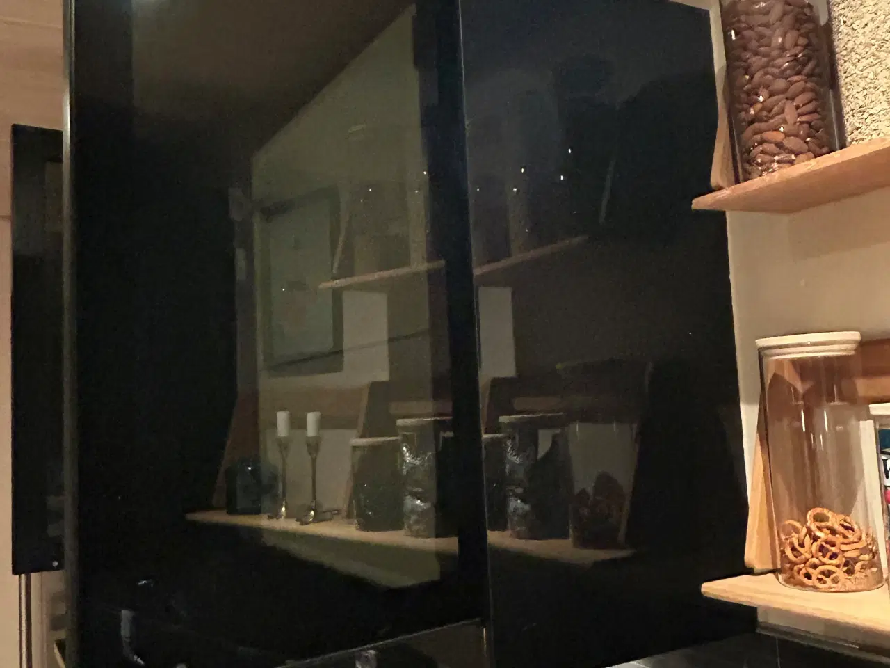 Billede 4 - Køkken overskabe med røgfarvede låger