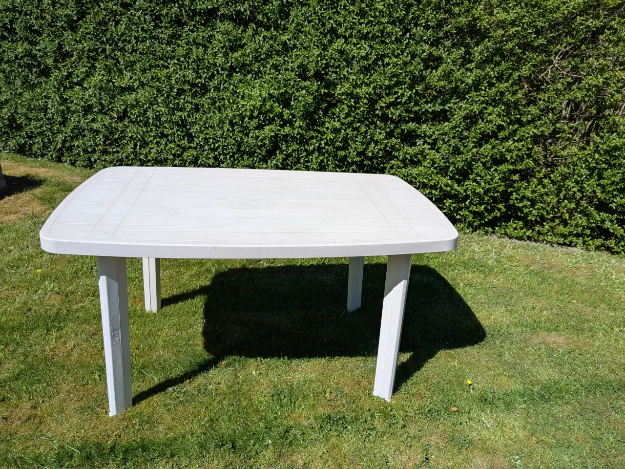 Billede 2 - Havebord i hvid plast 