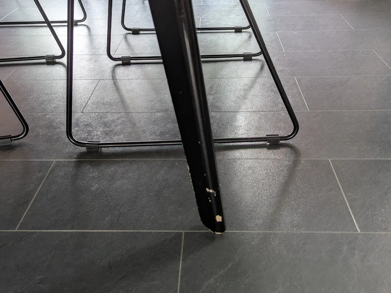 Billede 2 - Spisebord med hvid laminatplade