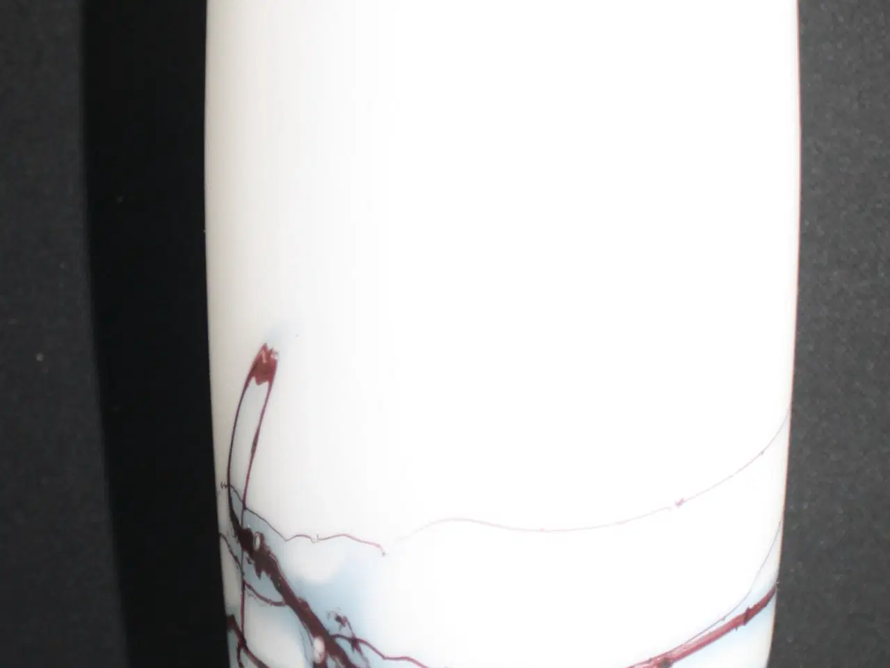 Billede 4 - Atlantis vase, opalhvid med blålig dekoration