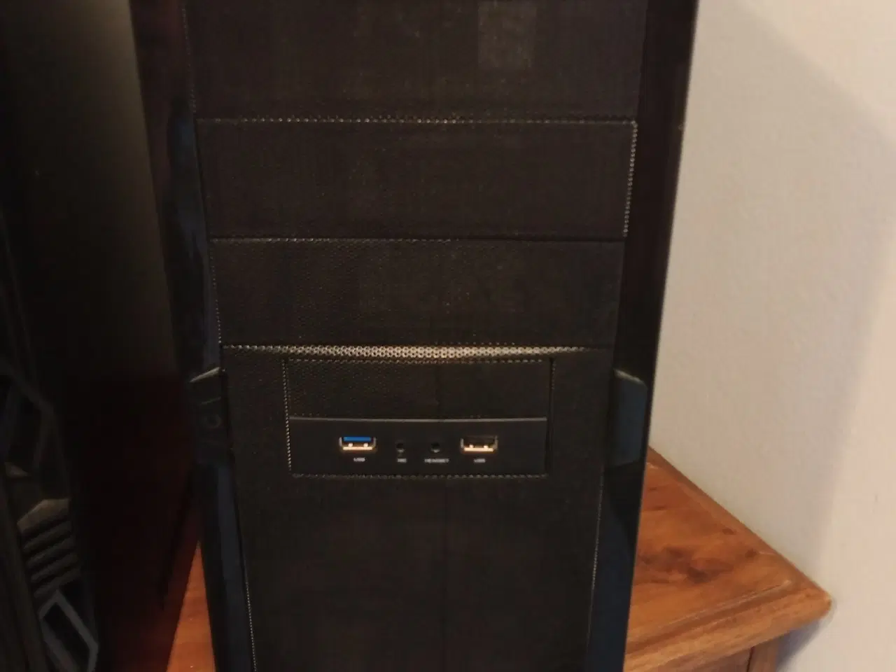 Billede 4 - 3 computer kabinettter + bonus skærm