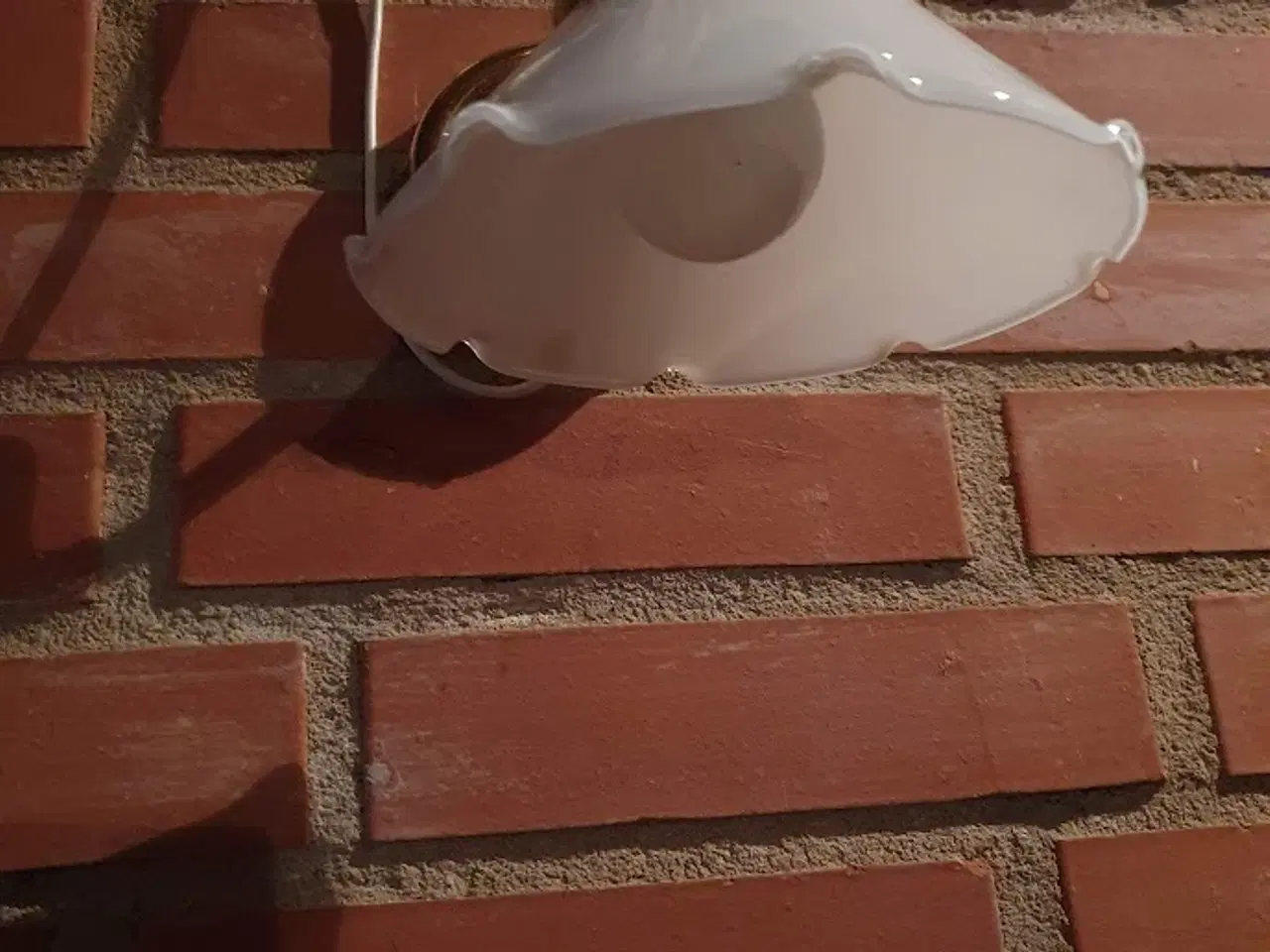 Billede 3 - Skøn lille væglampe - messing med hvid skærm