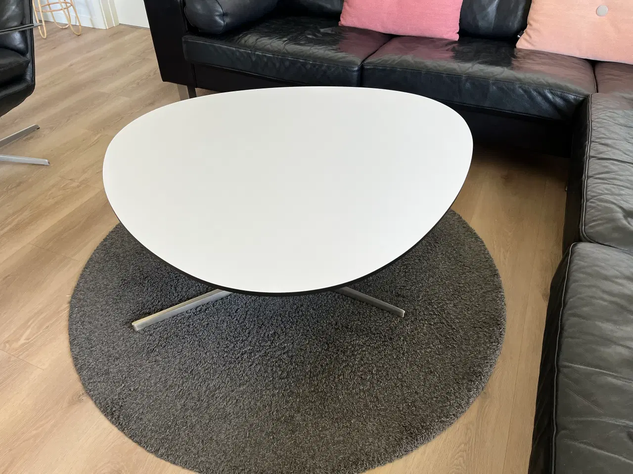 Billede 5 - Sofabord i massiv hvid laminat med sort kant.