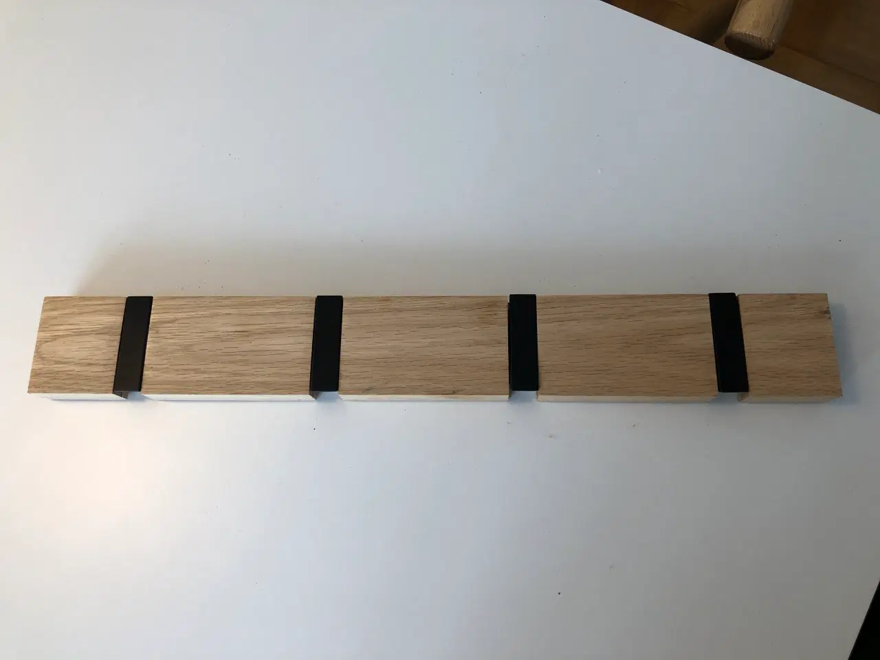 Billede 1 - Knagerække i lyst træ med sorte tangenter