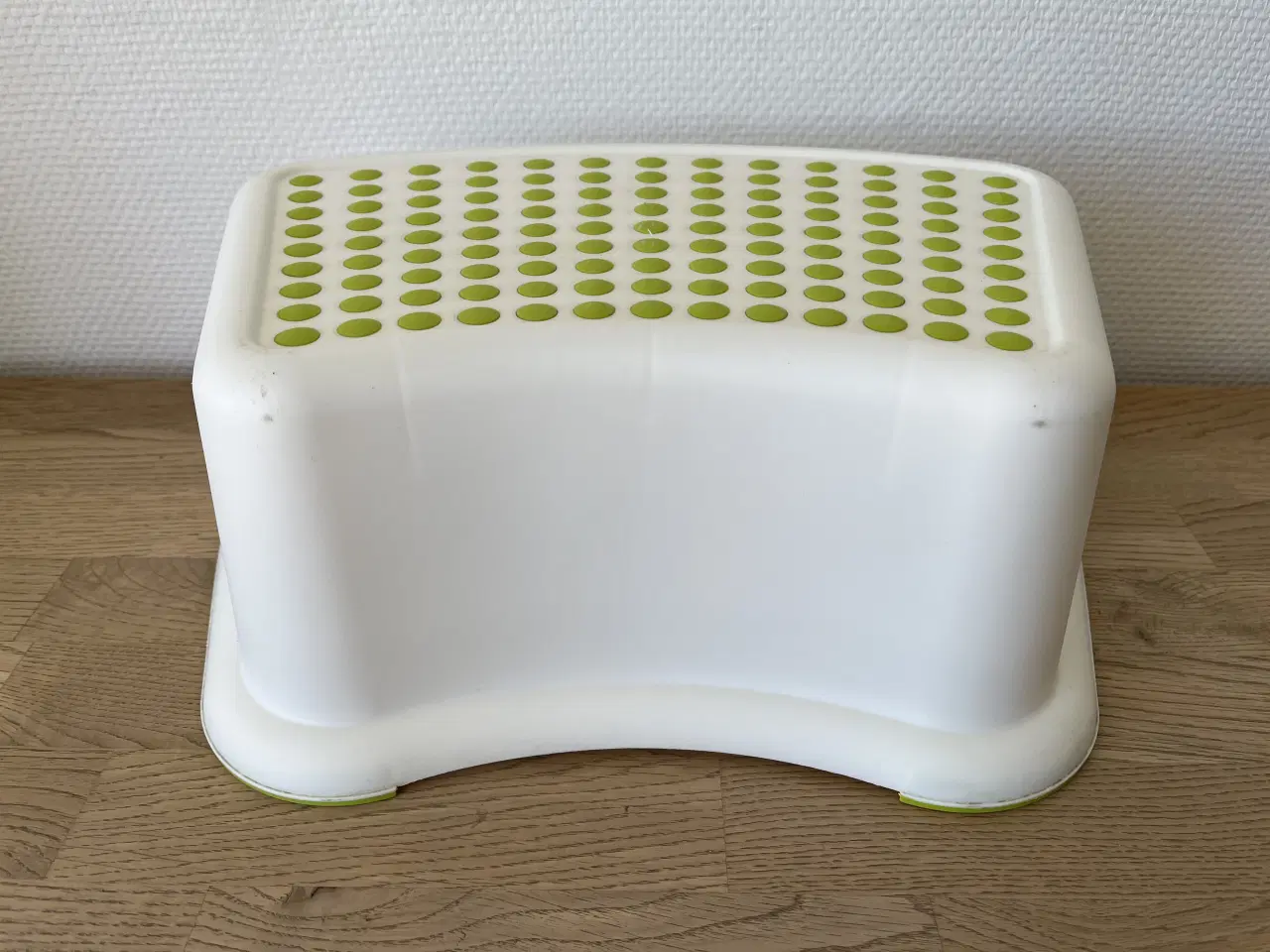 Billede 3 - Skridsikker badeværelsesskammel hvid/grøn