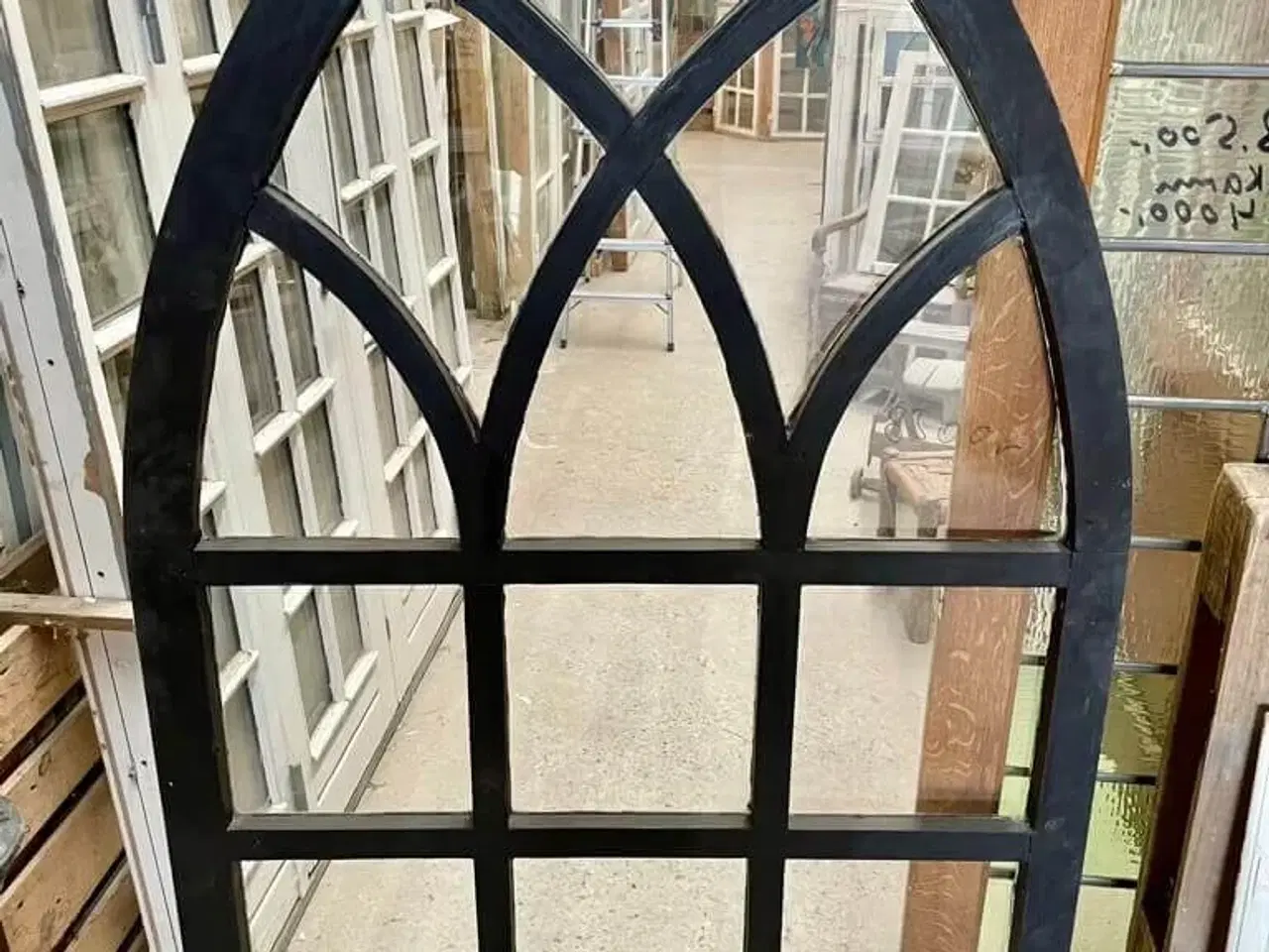 Billede 2 - Kirkevindue med svungne sprosser