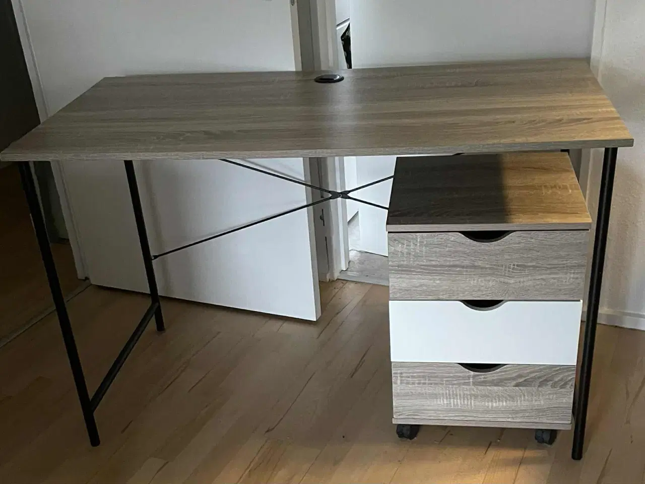 Billede 1 - Skrivebord, næsten som nyt, skuffer medfølger.
