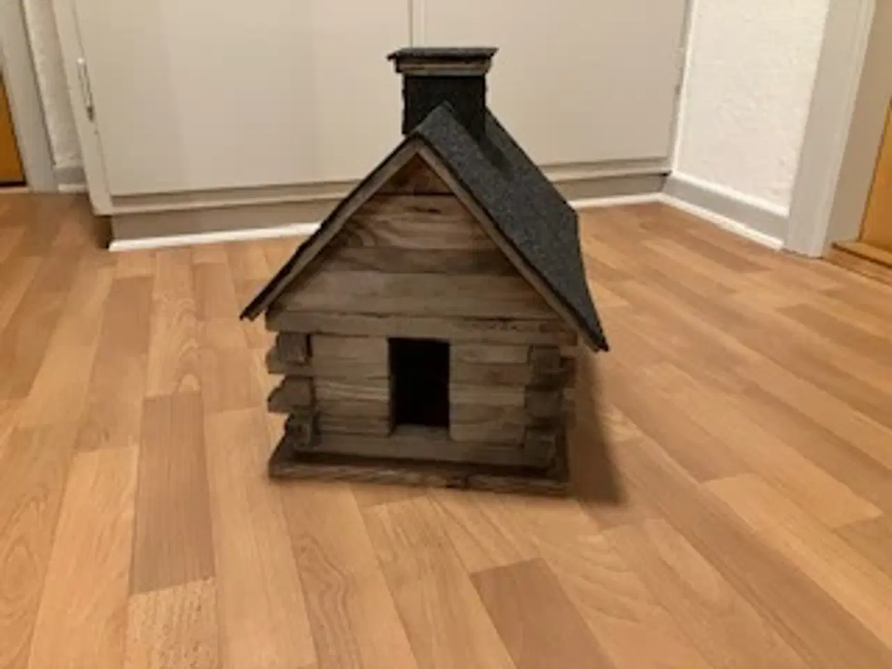 Billede 2 - Fuglefoderhus i træ