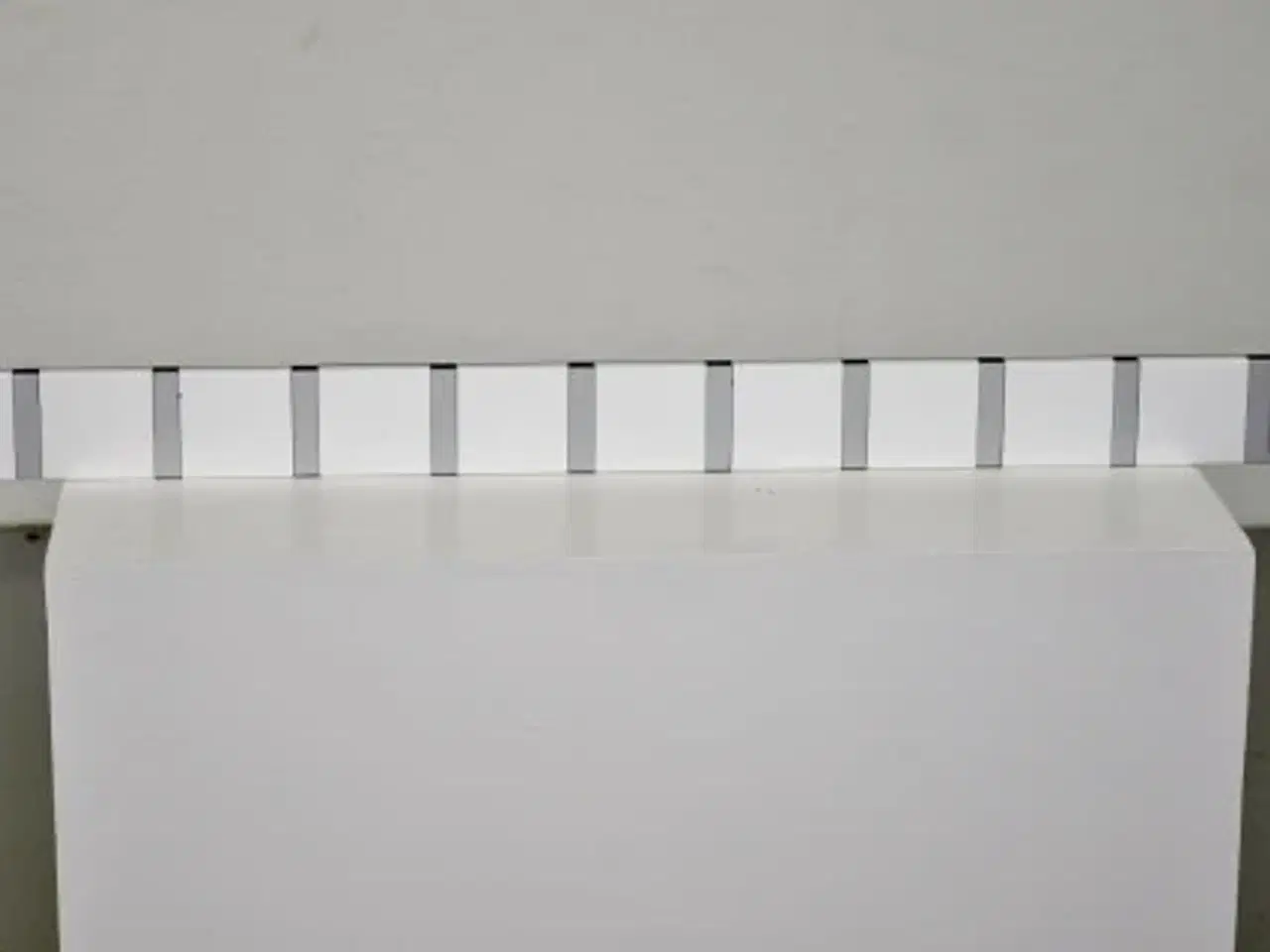Billede 1 - Knax knagerække i hvid med 10 alu knage