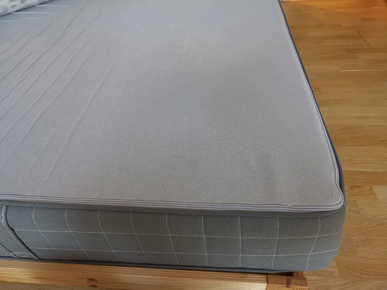 Billede 3 - Bed frame and Almost-new Latex mattress(140x200cm)