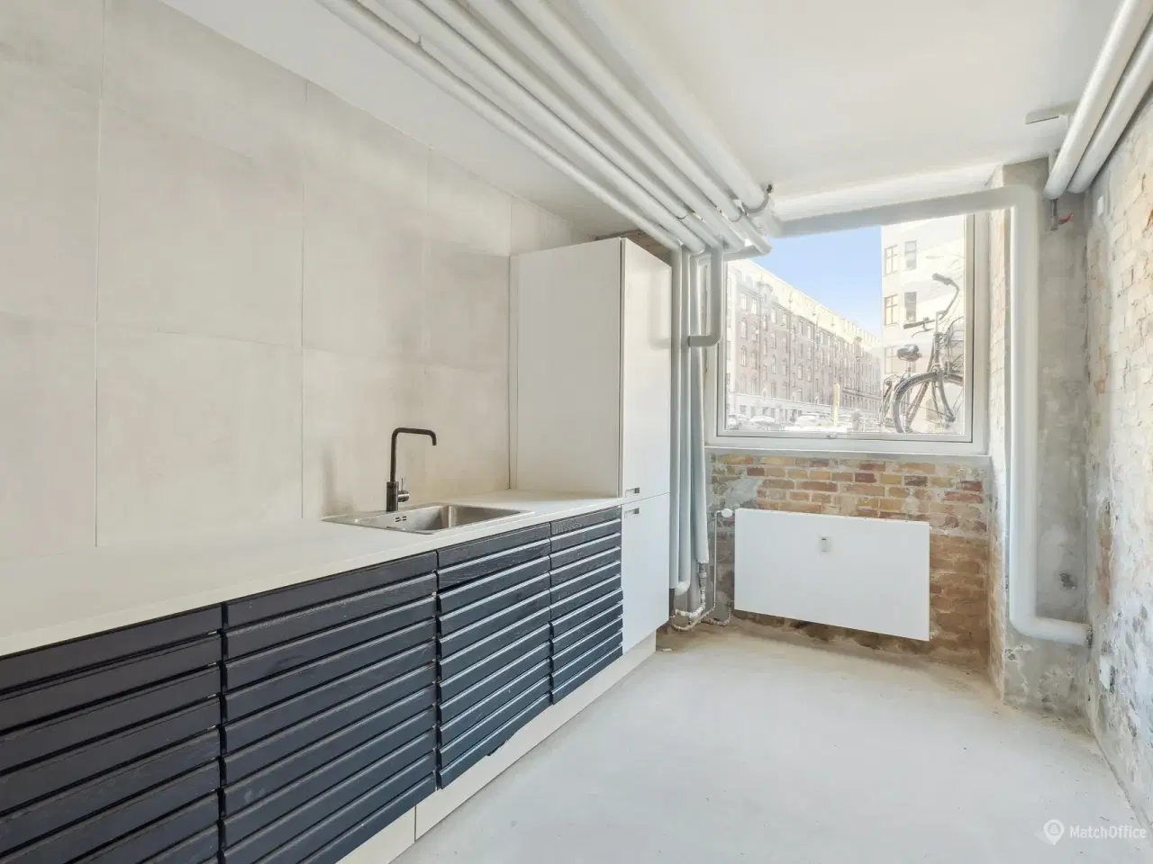 Billede 10 - Et butikslokale med sjæl, lys og plads til at skabe dit eget univers