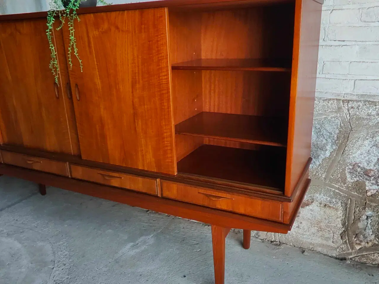 Billede 9 - Teaktræs skænk med fire skydelåger og fire skuffer